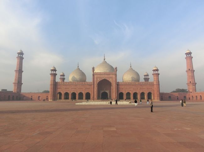 「バードシャヒー・モスク」は「パンジャーブ州の州都」である「パキスタン第２の都市ラホール」にある「１７世紀後半」に「ムガル帝国」の「第６代皇帝アウラングゼーブ」によって建設された、一度に「１０万人の人」が礼拝できる「イスラム教の礼拝堂」です。