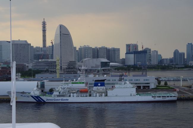 昨年（２０１５年8月）に続いて、今年もダイヤモンド・プリンセス号でクルーズした。昨年は横浜、青森、秋田、チェジュ、鹿児島、大坂、横浜と北海道以外の日本沿岸を周遊だったが、今年は残された北海道をほぼ一周した。横浜、釧路、択捉島・国後島沖、知床半島沖、ロシアのサハリン州サハリン島、小樽、室蘭、函館、青森、横浜のコースでした。昨年は猛暑続きの天候だったが、今年は横浜からの一日と横浜への一日以外は基本的に、曇天で気温的には非常に過ごしやすかった。昨年は猛暑のため、寄港地でも済州島以外は夕方または夜間のみ出かけ、鹿児島では下船もしなかったのですが、今年はすべての寄港地で早いうちに下船し、観光もたっぷり行った。船上のプール利用は昨年は毎日だったが、今年は3回しか入らなかった。釧路、青森以外は始めての土地であり、見るものすべてが興味深かった。昨年は某旅行会社の貸切であり、乗客はほぼ全員が日本人であったが、今回は日本人旅客1400人、外国籍旅客1000人と船内の雰囲気はだいぶ違っていた。乗組員は基本外国籍が圧倒的です。最後の夜のショーでの司会者の話に寄れば、乗客の出身国・地域は３８、乗組員（エンタテイナーも含む）も４１と世界中からやってきていた。昨年は天気が良かったので、素晴らしい朝焼け、夕焼けを楽しめたが、今回は基本なかったのは残念でした。星空も撮れるかと考え、三脚やレリーズももっていったが、出番はなかった。乗組員による星空解説も期待したのですが、実施されませんでした。<br /><br /><br />7月25日　12:30には出国手続きを終えて、大桟橋から船に乗り込みました。<br />表紙の写真は出港時間直前の17時数分前のダイヤモンドのポートサイド（右舷）船首付近のデッキ１５からの横浜みなとみらいの風景です。会場保安庁の比較的大型の巡視艇「あきつしま」が停泊しています。<br />本編ではこの日の行事や食事などを紹介します。<br /><br />船内新聞の航海日誌欄では、この日を以下のように要約しています。<br />ようこそダイヤモンド・プリンセスへ。操舵室より、皆様の乗船を歓迎いたします。午後、すべてのお客様が乗船されてから、係船索を取り外し、横浜港を出港いたします。その後、ベイパイロットが乗船し、南に進路を定め、浦賀水道ＴＳＳ（往復航行分離方式）へ向け、東京湾を航行します。ダイヤモンド・プリンセス号が浦賀水道を通過後まもなく、ベイパイロットが下船いたします。その後、最初の寄港地釧路へ向け北東へ進路を定め航行いたします。<br />