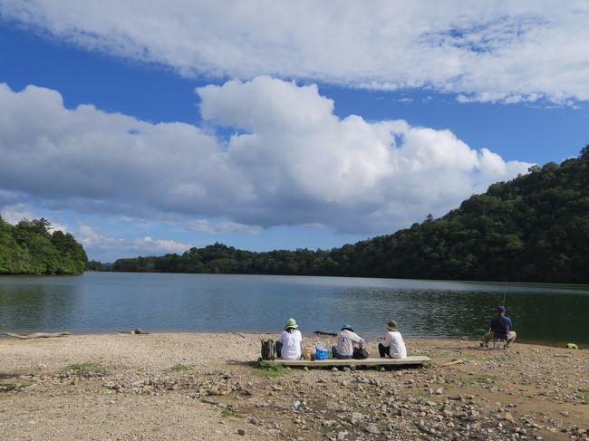 （写真は奥日光湯ノ湖：一見平和でのどかな風景です。でもこんな時ほど注意しなければなりません。背後からクマが襲ってくるか、あるいは湖から恐竜が顔を出しているかしているものなんです。円盤だって先ほどから何基も横切っていますが、皆さん気づいていないようです。なんせ一見平和でのどかですから）<br /><br />さて今年の夏休みは奥日光で過ごすことにしました。湯元温泉に７連泊する。高度は約1400ｍほどあるので、平地より約８度は低くクーラーは不要だ。　天気が良ければ午前中は山や湿原をトレッキング、午後は温泉かオリンピック観戦三昧で。雨の日は終日ブラリと過ごすだけ。<br /><br />　問題は長期滞在や個人泊に向いた宿泊施設がないことだ。だから一般の旅館やペンションを利用するのだが、食事処もあまりない。そういった不便さはあるが、高度1400ｍに８日間滞在できる避暑地は他にあまりないだろう。<br /><br /><br />　・立秋の暑さこらえて蝉が鳴く　　　＜悠遊人＞<br /><br />　・天の川渡るホタルの二つ三つ<br /><br />　※奥日光夏休み2014　　http://4travel.jp/travelogue/10915215<br />　<br />