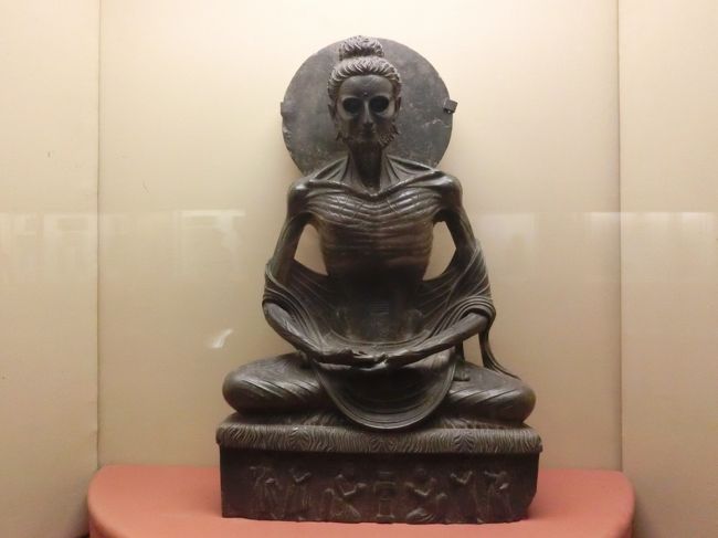「ラホール博物館」は「ラホール」にある「ビクトリア女王５０年祭の記念」に「１８９４年」に開館した「ガンダーラ仏教美術」「インダス文明の遺物」「バラモン、ジャイナ、イスラム、ヒンドゥー教の遺物」「チベットとネパールの美術工芸品」「現代の美術工芸品」「現代史料」などを収蔵する「パキスタン最大の博物館」です。 <br /><br />写真は「ガンダーラ美術の傑作」といわれる「２〜３世紀頃の作品」の「断食する仏陀像（釈迦苦行像）」です。 
