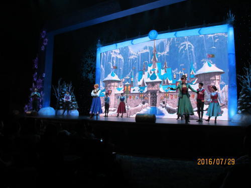 上海ディズニーランドのファンタスランドにあるフローズン・シング・アロング・セレブレーション、「 アナと雪の女王」です。中国語で上海迪士尼楽園、夢想世界、冰雪奇縁ー歓唱盛会。<br />地図番号６１番、フローズン・シング・アロング・セレブレーションフローズン・シング・アロング・セレブレーション,中国でもアナ雪は大人気です。このショーは大変な人気です。炎天下の中涼しいさを感じる雰囲気のショーです。『アナと雪の女王』は孫（女の子）が大好きでディズニーチャンネルで良く見ていますが私は関心が無いので見ていません。ストーリーは解りませんがとても綺麗なミュージカルショウで会場は大いに盛り上がっていました。大きな会場ですので待たずに入れます。二度見る人もいるでしょう。