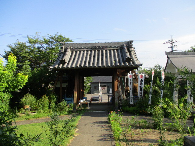 名鉄河和線富貴駅北西徒歩約５分、富貴城（ふきじょう、愛知県知多郡武豊町富貴郷北）は室町時代後期に知多半島の中央から南にかけて勢力を有し長尾城を本城とする岩田氏が布土城とともに南を押さえる支城として築城します。<br />　　　　　　　　　　　　　　　　　　　　　　　　　　<br />一方三河湾の制海権を狙う渥美半島の田原を拠点とする戸田氏は今川氏の支援を受け西浦を支配する佐治氏と示し合わせ知多半島南東部に上陸し河和（こうわ）にその拠点を築き更に北進して国人岩田氏領内に侵入します。<br /><br />岩田氏は戸田軍に対し防御できず布土城は落城、富貴城を放棄した岩田氏は本拠長尾城に退却、岩田氏が放棄した領域は戸田氏の支配圏に入り重鎮の戸田法雲（とだ・ほううん）が本城の河和から富貴城主として送り込まれ北からの備えを堅めます。<br /><br />戦国時代中期には織田氏に属する水野信元が知多半島を南進、精鋭を以て守備をしていた知多戸田氏は攻撃する水野軍を押し返すことできず多数の将兵が討死し、領有化した旧岩田氏の城はことごとく破壊され富貴城も長尾城と共に落城、廃城となった城跡には後に白山社と円観寺が移設されて現在に至ります。<br /><br /><br /><br />豊武町教育委員会が建てた説明板には下記の通りです。<br /><br /><br />「　富貴城遺跡　大字富貴字郷北１０１　白山社<br /><br />室町時代後期に、長尾城主岩田氏が築いた。<br /><br />戦国時代に入って、戸田法雲が城主となり、館を城北の東大高字光明寺付近に建てたので大高殿とも呼ばれ、城の名前も古書には大高城と書かれている。<br /><br />　　　　　　　　　　　　　　　　　　　　　豊武町教育委員会」