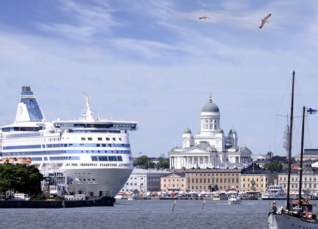 Helsinki <br /><br /><br />北欧随一のデザイン都市と言われている街　Helsinki<br /><br />センレンされた雑貨は女子にはたまらない！<br /><br />男子には ヘェ? 気恥ずかしいかも？<br />これではモテませんなぁ?<br /><br />「いまさら モテる気　かぁ？」<br />と、誰かさんが！　・・・・・・・・・・・・・・・・・・・・・・<br /><br />それでも黙ってお付き合いします。<br /><br />この街滞在が一週間ぐらい有るのであれば、レンタル自転車で散策がベストです。無い！・・・・・・・・・・・・・・・・・・・・・・・・・・　<br />では と 海から眺めてみました。<br />