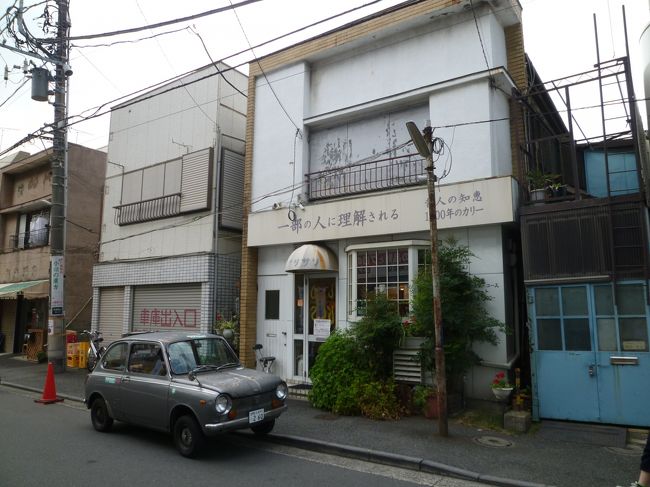 東急東横線の白楽という駅にサリサリーカリーというカレー屋さんがあるという噂を聞いたのはずいぶん前のこと。<br />美輪明宏がどうの、ベッキーがどうしたと妙な話ばかりが耳に入ります。<br /><br />一度お邪魔したいと思うものの白楽は予想外に食の名店が多く、こちらのお店にたどり着くことができませでした。<br />お店のＨＰも訪問を躊躇させるのに十分ですし・・・<br /><br />今回は噂を確かめるべく意を決してお邪魔してきました。<br />