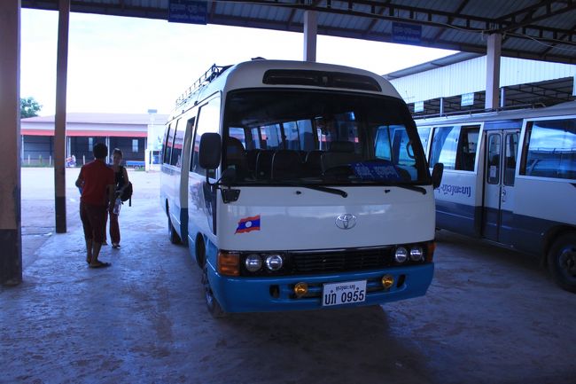 中国の昆明から、ひたすらバスで南下して、タイ・バンコクを目指す旅、４日目。<br /><br />昆明から景洪を経由して、ラオス国境を越え、ルアンナムターまでやって来ました。<br /><br />１泊して、今日は昼間はルアンナムターを原付バイクで観光し、夜のバスで世界遺産の街・ルアンパバーンへ向かう予定です。<br /><br />ルアンナムターの町は、こじんまりとしていて、ラオス特有ののんびりした雰囲気がすごくいいです。<br /><br />特に見どころなどはないですが、２，３泊はしてゆっくりしたい町です。<br /><br />しかし、限られた日程で、バンコクまでたどり着かないといけません。<br /><br />昼間はゆっくり観光しますが、夜には移動開始です。<br /><br /><br /><br />【旅のトピックス】<br /><br />サラリーマンバックパッカー８泊９日の旅<br />陸の国境越えLOVE！（今回は２箇所）<br />宿は１泊１０ドルが基準、国内移動は基本バス（今回は鉄道も！）<br />アジアのビールをまったり毎日飲む！<br /><br />【旅のスケジュール】<br /><br />7/20（水）名古屋→（上海）→（衝陽）→昆明　（昆明泊）　<br />7/21（木）昆明→景洪　（景洪泊）<br />7/22（金）景洪→（ラオス入国）→ルアンナムター　（ルアンナムター泊）<br />7/23（土）ルアンナムター→ルアンパバーン　（車中泊）←★いまここ！<br />7/24（日）ルアンパバーン　（ルアンパバーン泊）<br />7/25（月）ルアンパバーン→ビエンチャン　（車中泊）<br />7/26（火）ビエンチャン→（タイ入国）→ノーンカイ　（車中泊）<br />7/27（水）ノーンカイ→バンコク　（バンコク泊）<br />7/28（木）バンコク→（上海）→名古屋<br />