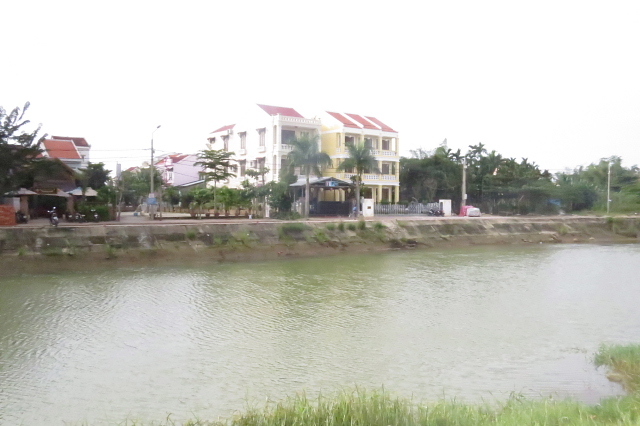 アンコールワット＆ホイアン観光５日間の旅[2014](17)の続編です。<br />カンボジア・ベトナムの旅も今日が最終日です。<br />ホテルを出発して観光バスで空港に向かう途中の車窓からの風景です。<br />