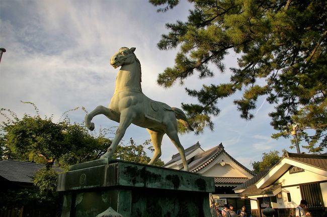 名古屋出張の前のリで、ひっそりと佇んであろう岡崎城を訪ねてみた。ところが、前日あたりから始まったであろう「ポケモンGO」で、若者達がウロウロ。多分普段はこんなに人がいないんだろうなー。