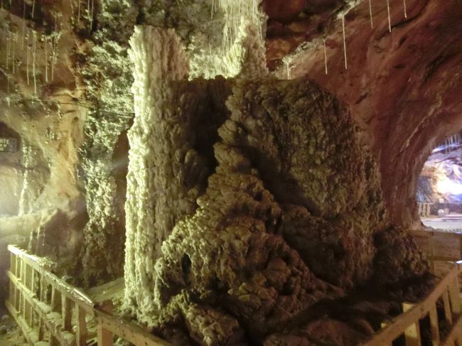 「ケウラ岩塩鉱山」は「イスラマバード」から「１６０ｋｍ」に位置する「伝・紀元前３２６年」に「アレキサンダー大王の軍馬」によって発見されたとされる「長さ３００Ｋｍ」「幅８〜３０ｋｍ」の「岩塩埋蔵地」です。<br /><br />写真は「「ケウラ岩塩鉱山の坑道」での「岩塩のつらら」です。