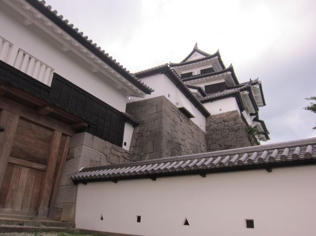 こちらの旅行記http://4travel.jp/travelogue/11158247で午前中二本松へ行き、百名城スタンプをもう一つGETするため、東北本線で白河へ。あと10分昼食が早く終われば1時間早く白河に到着できたのに、10分遅れたために予定が狂ってしまった…二本松 → 白河 62.1? 1,140円(通常運賃)白河 → 山手線内 180.5? 3,350円(通常運賃)復路合計 242.6? 4,490円(通常運賃)往復合計 485.2? 8,920円(通常運賃)青春18きっぷ 11,850円÷5=2,370円【白河小峰城】築城年代 興国年間(1340〜1346年) 寛永6年〜9年(1629〜32)築城者 結城親朝・丹羽長重主要城主 結城氏、丹羽氏、松平(榊原)氏、本多氏、松平(奥平)氏、松平(越前)氏、松平(久松)氏、阿部氏