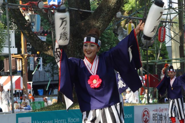 高知よさこい祭りと炎天下市内散策の旅 二日目 メイン会場の追手筋は予選を通過した選抜チーム 多くの踊り子は個人賞のメダルもひっさげて 弾けちゅう笑顔ばあそのまま夜のフィナーレを迎えるきね 高知市 高知県 の旅行記 ブログ By たびたびさん フォー