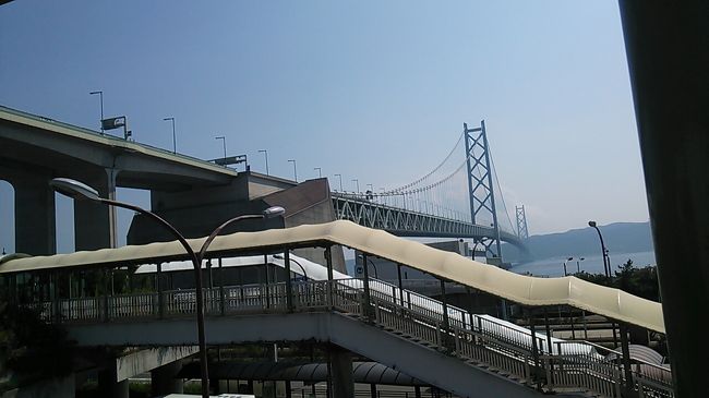 ご覧戴きましてありがとうございます。<br /> 2017年4月~2017年6月の間、JRでは「四国ディステネーションキャンペーン」という旅行のキャンペーン企画が開催されます。期間中は様々なイベントが開催される他、一部のJR会社では割引切符が発売されるそうです。<br /> そのことにちなみ、今回は四国にちなんだ旅行記を紹介します。<br /> 今回紹介する旅行記は、2016年8月13日と8月14日の2日間、徳島市内で8月12日~8月15日の間開催される「阿波おどり」を観覧したというもので、自宅のある静岡県浜松市から兵庫県神戸市の舞子というところまでは「青春18きっぷ」を使い、主に東海道本線・山陽本線の普通列車・快速列車を乗り継ぎました。また舞子から徳島市内までは明石海峡大橋を通る高速バス「阿波エクスプレス」を利用しました。<br /> 5部構成とし、そのうち今回は8月13日の行きの行程を中心に紹介します。<br />