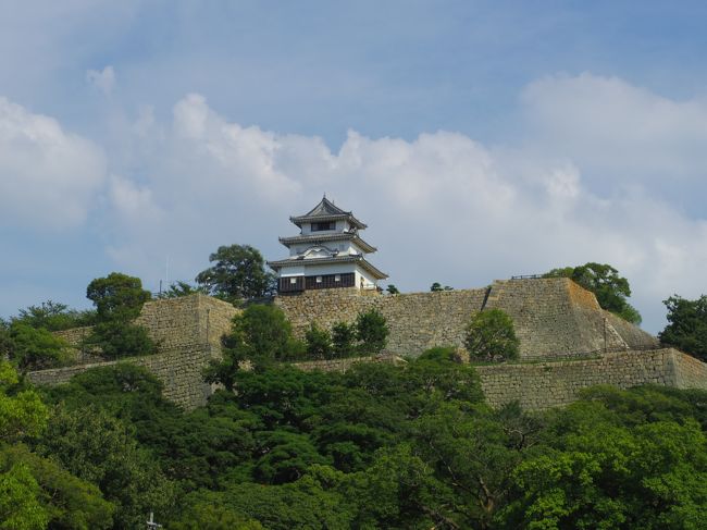 青春１８きっぷを使って、４トラ日本地図塗りつぶしの旅、<br />兵庫県、岡山県　愛媛県とまわって、香川県へ<br /><br />始まりの兵庫県の旅行記はこちら<br />http://4travel.jp/travelogue/11153480<br />次に、岡山県の旅行記はこちら<br />http://4travel.jp/travelogue/11153975<br />尾道でnatusoraさんとのオフ会の旅行記はこちら<br />http://4travel.jp/travelogue/11154360<br />しまなみ海道から今治・愛媛県の旅行記はこちら<br />http://4travel.jp/travelogue/11157354<br />愛媛県・石鎚山の旅行記はこちら<br />http://4travel.jp/travelogue/11157994<br /><br />１日目：羽田空港→神戸空港　姫路城（兵庫県）、岡山城と後楽園（岡山県）、瀬戸大橋を渡って丸亀で夕食（香川県）、戻って岡山泊<br /><br />２日目：尾道オフ会（広島県）、しまなみ海道をバスで渡る、今治城（愛媛県）　伊予西条泊<br /><br />３日目：石鎚山（愛媛県）、丸亀城（香川県）　徳島泊<br /><br />４日目：眉山・阿波踊り（徳島県）、徳島空港→羽田