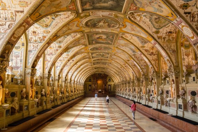 オーストリア・チェコ一ヶ月のんびり旅の個別旅行記第3弾は、740年にわたってバイエルン公国、王国としてドイツ南部地域を支配し続けたヴィッテルスバッハ家の宮殿、レジデンツの見学記である。 大陸ヨーロッパの近世史の中での王家は、フランスのブルボン家、オーストリアのハプスブルク家の知名度がダントツ。神聖ローマ帝国の一諸侯国に過ぎないバイエルンや、ヴィッテルスバッハ家については、あまり知識はなく自分の頭の中の欧州史ではほとんど存在感がなかった。 だが、レジデンツをたっぷり半日以上かけて見学し、その絢爛豪華な宮殿、代々伝わってきた夥しい宝物の数々を目にして、ヴィッテルスバッハ家の財力、権力の大きさを実感し、いささか歪んでいた頭の中のヨーロッパの歴史を正された思いをしたのであった。なお、今回の旅行スケジュールは旅行記ダイジェスト版に記載の通り http://4travel.jp/travelogue/11152503