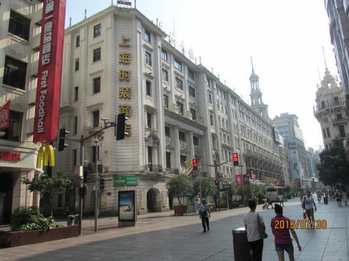上海ディズニーランドがオープンしました。南京東路にディズニーを探して見ましたが小さいのが３軒のみです。ディズニー旗艦店は陸家嘴にあります。怪しいディズニーが出て来るのを待ちます。<br /><br />中華第一の繁華街と言われる南京東路、上海を訪れる中国人は元より、外国人も一度は訪れるのがこの「南京東路」です。ここは19世紀の租界時代に開発された繁華街で、当時一番華やかなストリートとして世界中の人たちの憧れのエリアでした。今でもその租界時代のヨーロピアンな建築物と現代の建物が混在しているのが魅力です。日々変化を続ける上海ですが、特に南京東路には創業100年以上を誇る老舗も多く、また最新のアップル旗艦店などもあり、新、旧交じり合った街です。英租界時代には大馬路とも呼ばれ、外灘の船着き場から競走馬を競馬場（今の人民広場）に運んだそうです。市電も通るメイン道路でした。観光客をターゲットにしたスリや詐欺師が多いのも有名です。日本語で話かけられたら無視しましょう。