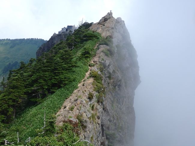 石鎚山登山は２回目ですが、前回は久万高原町側から登ったので、今回はロープウェイを使い西条市側からアプローチしました。<br />真夏の暑い季節でしたが、天気には恵まれましたので、石鎚山の頂上の荒々しい地までたどりつくことができました。<br /><br />大雪山　　http://4travel.jp/travelogue/11157264<br />岩木山　　http://4travel.jp/travelogue/11040456<br />八幡平　　http://4travel.jp/travelogue/10381005<br />鳥海山　　http://4travel.jp/travelogue/11063442<br />燧ヶ岳　　http://4travel.jp/travelogue/10906594<br />至仏岳　　http://4travel.jp/travelogue/11031334<br />筑波山　　http://4travel.jp/travelogue/10900105<br />那須岳　　http://4travel.jp/travelogue/11017662<br />日光白根山　http://4travel.jp/travelogue/10945050<br />谷川岳　　http://4travel.jp/travelogue/11067640<br />両神山　　http://4travel.jp/travelogue/11015223<br />雲取山　　http://4travel.jp/travelogue/11006722<br />丹沢山　　http://4travel.jp/travelogue/10995439<br />槍ヶ岳　　http://4travel.jp/travelogue/11035569<br />穂高岳　　http://4travel.jp/travelogue/11034237<br />白馬岳　　http://4travel.jp/travelogue/11050162<br />立山　　　http://4travel.jp/travelogue/11151692<br />剣岳　　　http://4travel.jp/travelogue/11151699<br />八ケ岳　　http://4travel.jp/travelogue/11057246<br />富士山　　http://4travel.jp/travelogue/10539976<br />北岳　　　http://4travel.jp/travelogue/11029374<br />木曽駒ヶ岳　http://4travel.jp/travelogue/11027691<br />大菩薩嶺　http://4travel.jp/travelogue/11074001<br />八経ケ岳　http://4travel.jp/travelogue/11127115<br />大山　　　http://4travel.jp/travelogue/10819089<br />剣山　　　http://4travel.jp/travelogue/11145952<br />石鎚山　　http://4travel.jp/travelogue/11158858<br />宮之浦岳　http://4travel.jp/travelogue/10353389