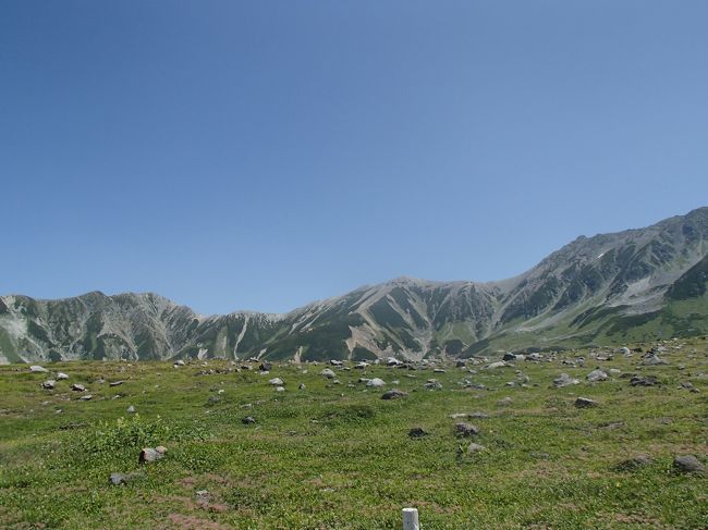 同行すると雨が降る友人からの突然の立山黒部旅行のお誘い。どうせ雨が降るからと辞退するも、今度こそは晴れそう。それならばと承諾し、お盆にもかかわらず立山黒部アルペンルートの中間地である室堂平での宿泊予約も完了。<br />今回の目的は、雄山登山、ペルセウス座流星群、そして雷鳥だ!<br />ついでに安曇野にも寄ってみよう。
