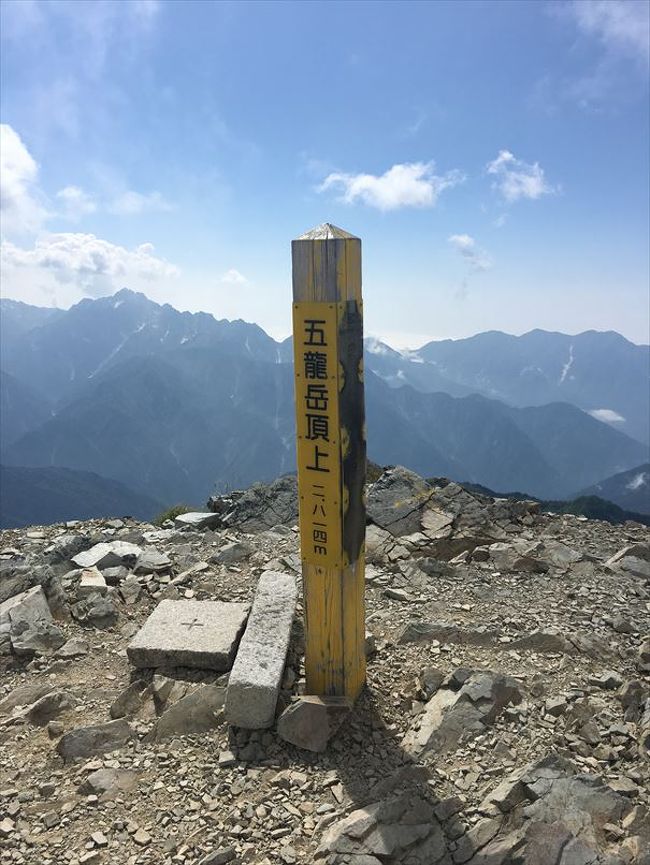 五竜岳は、幾つかの登山ルートが有りますが、テレキャビンからのルートで登山しました。<br />テレキャビンに乗って8分の空中散歩で「白馬五竜高山植物園」に行けます。そこから「アルプス平自然遊歩道」を楽しめます。<br />この山、飛騨山脈後立山連峰にある標高2,814 mの山。山体は富山県黒部市と長野県大町市にまたがり、山頂部は富山県側に位置する。男性的な山容で、日本百名山の一つ。「竜」のみを旧字体にして五龍岳と表記されることもある。<br /><br /><br />12座目は、乗鞍岳（剣ヶ峰　標高3,026m）です。<br />http://4travel.jp/travelogue/11154135<br /><br />11座目は、焼岳（標高2,455m）です。<br />http://4travel.jp/travelogue/11154013<br /><br />10座目は、妙高山（標高2,454m）です。北信五岳の一つでもある。<br />http://4travel.jp/travelogue/11143739<br /><br />9座目は、白馬岳（標高2,932m）です。<br />http://4travel.jp/travelogue/11143779<br /><br />8座目は、荒島岳（福井県、標高1,523m）です。<br />http://4travel.jp/travelogue/11070977<br /><br />7座目は、大峰山（八経ヶ岳）です。<br />http://4travel.jp/travelogue/11055957<br /><br />6座目は、大台ヶ原山です。<br />http://4travel.jp/travelogue/11055439<br /><br />5座目は、伊吹山です。<br />http://4travel.jp/travelogue/11014913<br /><br />4座目は、石鎚山（天狗岳、標高1,982m）です。<br />http://4travel.jp/travelogue/10893518<br /><br />3座目は、剣山（徳島県）です。<br />http://4travel.jp/travelogue/11056311<br /><br />2座目は、大山（鳥取県）です。<br />http://4travel.jp/travelogue/11056306<br /><br />1座目は、富士山です。<br />http://4travel.jp/travelogue/1026356