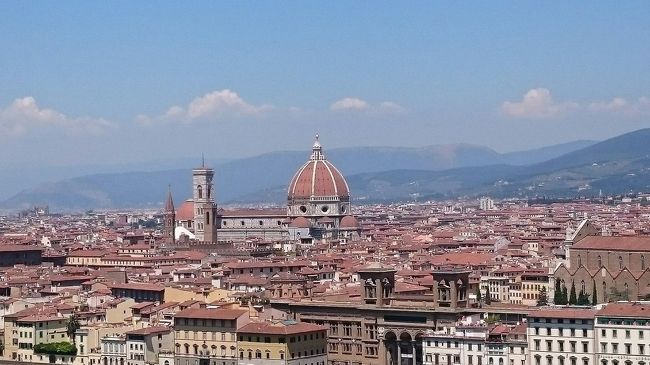 トルコクーデターの煽りを受けて往路便欠航のピンチにあいながらも、7月16日~23日までイタリア周遊旅行に行ってきました。気がつくと4日目で旅行もそろそろ中盤です。<br /><br />本日はいよいよフィレンツェ観光。<br />ルネッサンス発祥の都、フィレンツェ。街全体が屋根のない美術館と言われるだけあって、今も当時の華やかさの残る石造りの建物や、広場が街の至る所に点在します。<br />中世の町並みの中、自分が歴史の中に迷い込んだようです。<br /><br />時間調整で突然、二時間半の自由時間も生まれ・・・お買い物も花開くかな?