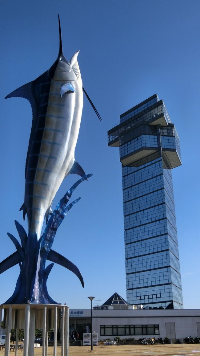 「大洗マリンタワー」は「大洗港内の港中央公園」に立地している「１９８８年（昭和６３年）」に開業した「高さ６０ｍ」の「大洗港」を見渡せる「展望タワー」です。