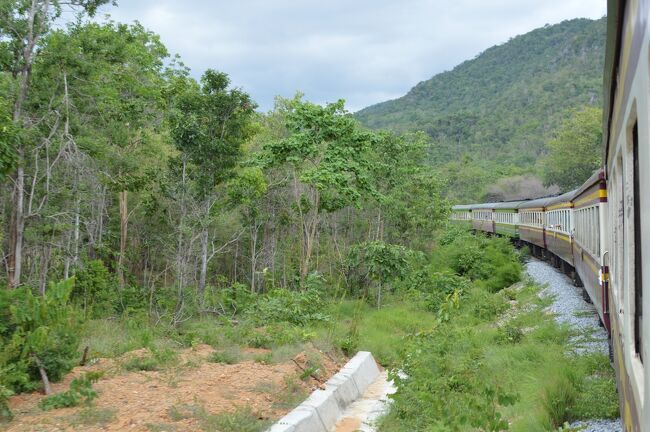 お盆の時期に急に休みが取れ、バンコク行きの比較的安いチケットが取れたので、今回はカンチャナブリまで初めて鉄道で行ってみることにした。<br /><br />8/11（木）16時頃成田を出て、香港で乗り換え、8/12（金）午前３時にスワンナブーム国際空港に到着。<br /><br />帰りは、8/15（月）午前３時スワンナブーム空港発という２泊５日の超短期旅行。<br />（最近、こんな旅の何と多い事か）<br /><br />