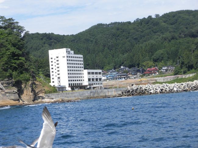岩泉と盛岡在住の友人と会うために盛岡に。全く意識していなかったけれど、8月1日から盛岡はさんさ踊り。駅前は、前夜祭ムード。盛岡で岩泉の友人に車で拾ってもらい、一路、田野畑村へ。今回は、三陸鉄道北リアス線に乗るのと、ホテル羅賀荘に泊まるのが目的。チェックイン後にその晩花火大会があることを知り、盛り上がる二人。でも〜。