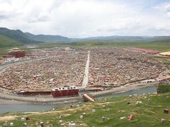 四川省のチベット 標高４０００ｍの天空都市 亜青寺佛学院