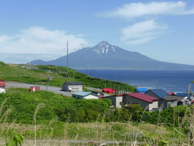 憧れの礼文島、好天に恵まれて最北の島巡りをしました。トレッキングコースを進みながら、懐かしいかつて大好きだった歌が頭の中で壊れたレコードのように、何度も何度も聞こえました。「あ○た～がいつか、は○し~てくれた岬を僕は～たず○て～きた～」<br />岬巡りコースのゴロタ岬や桃岩コースの元地灯台はまさしく「ここだ！！」私の思う「岬めぐり」の歌の場所です。拙い旅行記、へたっぴいな写真ですが、良かったらご覧ください。