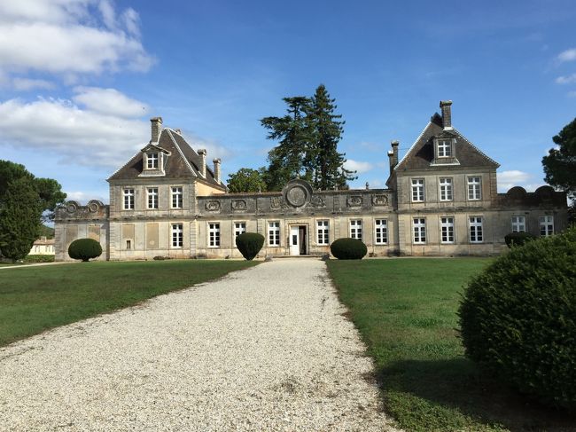 2015年9月、父・母・娘の3人でフランス南西部を10日間弱、旅行しました。<br />3人で旅行に行くときは、パッケージツアーではなく個人旅行をしています。<br />相変わらず父は気合を入れて、事前にいろいろ下調べをしてくれました(笑)。<br />エアチケットや、日程・訪れる町の計画立案、ホテルの予約手配まで全てやってくれました。<br />旅行から帰ってきて1年近く経ってしまいましたが、せっかくなので文章に残したいと思い初めてですがフォートラベルの旅行記に記そうと思います!<br /><br />9/18 成田発~アムステルダム着、乗り継ぎ、トゥールーズ着<br />9/19 トゥールーズ観光<br />9/20 アルビへ移動~アルビ観光<br />9/21 コルド・シュル・シエル観光<br />9/22 アルビからトゥールーズへ戻り、トゥールーズ観光<br />9/23 カルカッソンヌ観光<br />9/24 トゥールーズからボルドーへ移動、ボルドー観光 ~ ここから②です ~<br />9/25 ボルドー、ワイナリー観光<br />9/26 AMボルドー発~シャルル・ドゴール空港着、乗り継ぎ<br />9/27 AM成田着<br /><br />※写真はすべてiPhoneで撮影した為、今イチです。ご容赦下さい<(_ _)>
