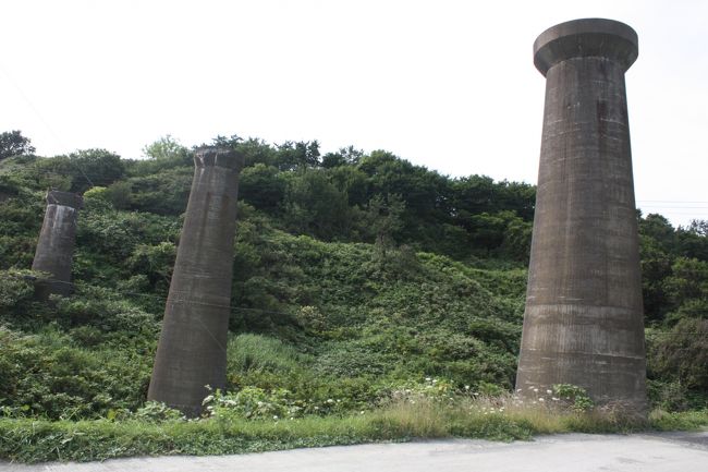 ２０１６年の夏休み、「はこだて旅するパスポート」や「ぐらんぶる・しりべしフリーきっぷ」を利用して、道南を回ってきました。<br />旅の目的は、<br />　①道南の廃線跡を巡る。<br />　②北海道新幹線に乗る。<br />　③神威岬に行く。<br />　④道南に面した海の沿岸をバスで走破する。<br />　⑤函館本線砂原支線に乗る。<br />　⑥新日本海フェリーに乗る。<br />でした。<br />その６は、松前城と松前線廃線跡巡り・橋脚・橋台編です。<br /><br />その１　出発・北海道新幹線初乗車編http://4travel.jp/travelogue/11157741<br />その２　瀬棚線廃線跡巡り・今金編http://4travel.jp/travelogue/11157784<br />その３　瀬棚線廃線跡巡り・北檜山・瀬棚編http://4travel.jp/travelogue/11157959<br />その４　北檜山～江差間バス乗車と江差線廃線跡巡り・江差編http://4travel.jp/travelogue/11158111<br />その５　江差～松前バス乗車と松前線廃線跡巡り・松前編http://4travel.jp/travelogue/11159443