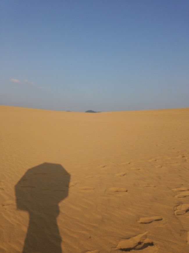 なんの下調べもなく鳥取砂丘に行きました。<br /><br />砂丘を砂浜と同類に考えていたが、、全然違った、、<br />降りて登って〜<br />私にとっては、ちょっとした登山だった。(笑)<br />