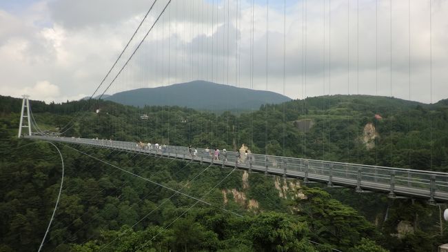 3日目からは久大本線の旅<br /><br />のんびり普通列車を乗り継いで湯布院、九重“夢”大吊橋、天ヶ瀬温泉へ<br /><br /><br />【行程】<br /><br />3日目(8/16・火)<br /><br /><br />大分(8:56)--久大本線普通・由布院行き--&gt;由布院(9:52)<br /><br />★由布院温泉、金鱗湖<br /><br />由布院(14:04)--久大本線普通・豊後森行き--&gt;豊後中村(14:22)<br /><br />豊後中村(14:40)--日田バス--&gt;大吊橋中村口(15:02)<br /><br />★九重“夢”大吊橋<br /><br />大吊橋中村口(15:52)--日田バス--豊後中村(16:14)<br /><br />豊後中村(16:40)--久大本線普通・日田行き--天ケ瀬(17:09)<br /><br />★天ケ瀬温泉<br />天ヶ瀬観光ホテル成天閣（泊）