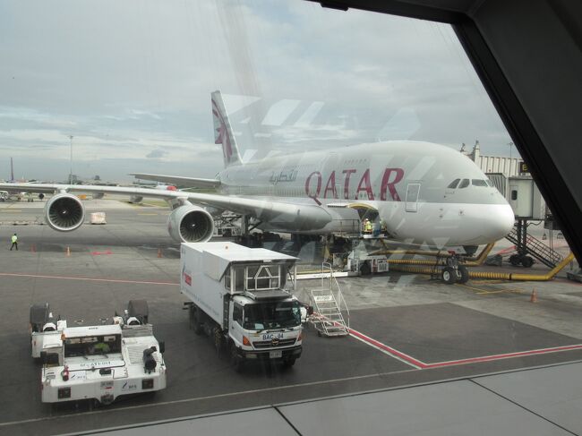 アメリカン航空「アドバンテージ」で東京〜カイロ片道特典をキャセイパシフィックとカタール航空のファーストクラスで計４フライト(4.5万マイル)、２泊３日かかるスケジュールで発券しましたが、キャセイのフライトキャンセルで最初の２フライトはシンガポール航空になったということは、前回まで書いてきました。<br /><br />その結果、変更となったスケジュールは以下の通りです。<br /><br />(1)8/2 羽田〜シンガポール・シンガポール航空(B777-300・ファースト）<br />(2)8/3 シンガポール〜バンコク・シンガポール航空(B777-200・ビジネス）<br />(3)8/4 バンコク〜ドーハ・カタール航空(A380-800・ファースト)<br />(4)8/4 ドーハ〜カイロ・カタール航空(A320-200・ファースト)<br /><br />今回は、いよいよ(3)のカタール航空A380-800のファーストクラスに搭乗します！この４フライトの中では一番取りにくかったフライトで、なおかつ一番楽しみにしていたフライトです！バンコク出発から機内、ドーハ到着までの様子をご覧ください。