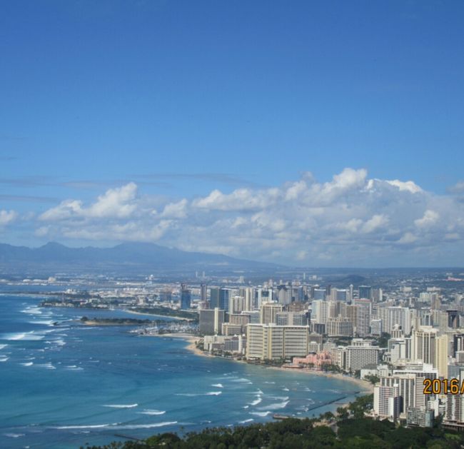 フォートラ旅行記には旅行情報がたくさんあり、とても助かりました。<br />楽しい旅行記はたくさんあるので、これから行くかたのために、〈失敗談〉を記しておこうと思います。<br /><br />① ヒルトンの花火はワイキキビーチからみえない<br /><br />毎週金曜日の花火ですが、てっきりみえると思ったら、、ヒルトンホテルが邪魔してみえませんでした。<br /><br />私達と同じようにワイキキビーチで待っていた人もいました。<br /><br />翌週、ヒルトン ハワイヤンビレッジにいってみてきました。<br />誰でもみれます、お薦めです!<br /><br /><br />②ダイヤモンドヘッド行きバスの本数は少ない<br /><br />ガイドブックに何番のバスと書いてあると思いますが、観光地なので10分に1本くらいあるのかと思ったら、待てども来ない、、。<br /><br />30分に1本でした。<br /><br />隣で待っていた日本人は、ホテルのフロントで時刻表を印刷してもらってました。<br />自分で調べなくてもよいですね。<br /><br />登頂のあと、ダイヤモンドヘッドグリルまで歩いて行ったのですが、距離があって、暑いし、クタクタになりました。<br />小さい子は無理です。<br /><br />ダイヤモンドヘッドは、適度でおすすめ。<br /><br />番外編<br /><br />③帰りの便で、子供嫌いの前の人<br /><br />帰国便、席について、子供がテーブルを上げ下げしたら、いかなり前のおじさんから「もうそうゆう、うるさいのはやめてくれ」と怒鳴られ、、<br /><br />周りもシーン、、嫌な雰囲気漂う、、<br />楽しい思い出のハワイが台無し、、<br />このおじさん、本当にホノルル帰り?<br /><br />すかさずCA さんに相談すると「え!まだ離陸もしてないのに?」と不憫に思ってくれました。<br /><br />まだ、席についたばかりなんだけど、、<br />あと、11時間もこのおじさんの後ろにいたら、おしゃべりもできない、、<br />機内は密室です。<br /><br />ほぼ満席でしたが、CA さんのはからいで、<br />席を別に変更してもらい、11時間のフライトは快適、ゆったり。<br /><br />降りるときにCA さんにお礼を言うと<br />「帰国便は、みなさん疲れていて、機内の雰囲気も悪いんですよ、、」<br /><br />そうなんだ、、<br /><br />それにしても子連れの少ない時期、中高年ばかりの機内は気をつかいます。<br />夏休みとかは、いいけどね。<br /><br />でも、このあたりのフォローはさすが、日系エアライン、よかった!<br />