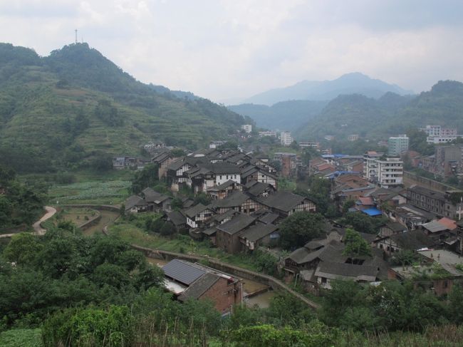 以前から、中国の観光本「古鎮遊」の写真で見て気になっていた福宝。<br />最近は、中国の方の旅ブログでもそこそこ取り上げられるようになり、<br />また現地の長距離バス情報なども、そこそこ簡単に入手でき、<br />へらへらしながらでも行けるようになりましたので、<br />それならば、というわけで、行ってみることにしてみました。<br />で、ついでに濾州に出て、近くにある尭覇古鎮にも行ってみようと。<br /><br />閲覧いただいたミナサマのお役に立てばと、<br />要所要所の交通情報も記載しております。<br />あ、福宝の回龍街(古い建物が残っている通り)に宿屋はありあませんでした。<br /><br />全体像はこんな感じです。<br />↓<br />1日目:成田→上海→重慶(飛行機)<br />2日目:重慶→福宝(バス)<br />3日目:福宝→合江→濾州(バス)<br />4日目:濾州→尭覇→濾州(バス)<br />5日目:濾州→上海(飛行機)<br />6日目:上海うろうろ<br />7日目:上海うろうろ<br />8日目:上海→成田(飛行機)<br /><br />なかなか良かったですぞ。<br /><br />