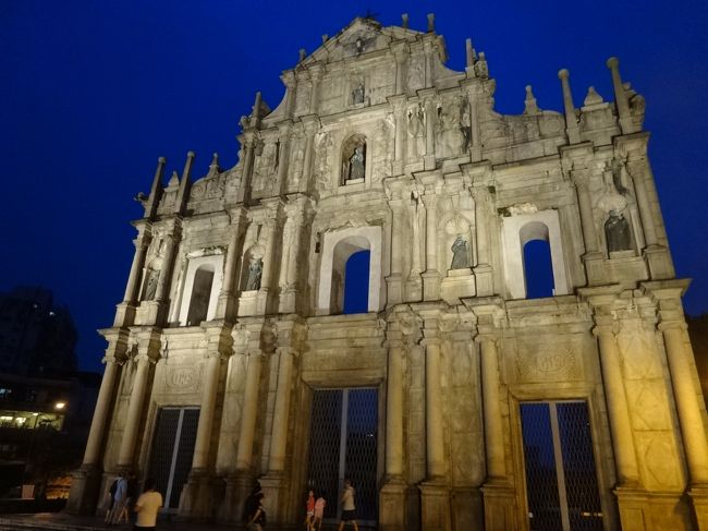 久しぶりに4travelに旅行記を掲載!<br />2016年の夏休みは比較的安い航空券を確保できた香港へ。2006年9月に旅した香港・マカオへと10年ぶりに足を運んでまいりました。前回来たときは、香港をベースとして、マカオには日帰りで駆け足散策をしましたが、今回はゆっくりマカオの世界遺産の街並みを歩くことを目的に、ゆっくりと滞在できるプランを立てました。