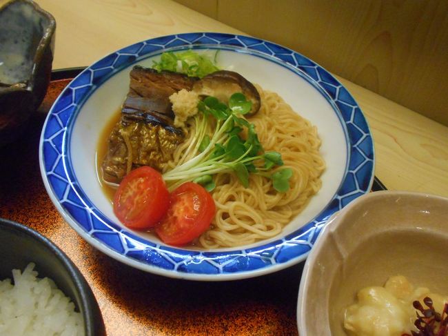 弾丸海外の旅とか、マニアックな国内の旅を好む私ですが、<br /><br />たまには「ベタ」(関西芸人がいうところの定番中の定番の意)<br /><br />な郷土料理を食することがあります。<br /><br />今回は、滋賀県の「焼き鯖そうめん＆しじみ料理＆鮒寿司」をご紹介します。<br /><br /><br />★「ベタ」な郷土料理シリーズ<br /><br />あんこう鍋(茨城)<br />http://4travel.jp/traveler/satorumo/album/10435999/<br />白石温麺（宮城)<br />http://4travel.jp/traveler/satorumo/album/10530961/<br />ほっきめし(宮城)<br />http://4travel.jp/travelogue/10865730<br />深川丼(東京)<br />http://4travel.jp/travelogue/10876845<br />江戸蕎麦(東京)<br />http://4travel.jp/travelogue/10879052<br />お好み焼き(大阪)<br />http://4travel.jp/travelogue/10883258<br />どぜう鍋（東京）<br />http://4travel.jp/travelogue/10902556<br />へぎそば(新潟)<br />http://4travel.jp/travelogue/10912408<br />牛鍋(神奈川)<br />http://4travel.jp/travelogue/10913116<br />品川めし(東京)<br />http://4travel.jp/travelogue/10919410<br />柳川鍋(東京)<br />http://4travel.jp/travelogue/10929908<br />稲庭うどん（秋田）<br />http://4travel.jp/travelogue/10940200<br />耳うどん＆大根そば(栃木)<br />http://4travel.jp/travelogue/10964395<br />ザンギ(北海道)<br />http://4travel.jp/travelogue/10982097<br />ます寿司(富山)<br />http://4travel.jp/travelogue/10983305<br />おやき(長野)<br />http://4travel.jp/travelogue/10986494<br />昆布締め(富山)<br />http://4travel.jp/travelogue/10990518<br />きりたんぽ(秋田)<br />http://4travel.jp/travelogue/10993870<br />皿そば（出石そば）（兵庫）<br />http://4travel.jp/travelogue/10996715<br />越前おろしそば（福井）<br />http://4travel.jp/travelogue/10997975<br />伊勢うどん＆さんま寿司＆赤福（三重）<br />http://4travel.jp/travelogue/11000289<br />讃岐うどん(香川)<br />http://4travel.jp/travelogue/11003802<br />はっと汁(岩手)<br />http://4travel.jp/travelogue/11010125<br />ラフテー＆沖縄そば＆ミミガー＆ソーキ＆ジューシー<br />＆ジーマーミー豆腐＆海ぶどう　(沖縄)<br />http://4travel.jp/travelogue/11013318<br />ポーク玉子＆中身汁＆てびち汁（沖縄)<br />http://4travel.jp/travelogue/11015587<br />味噌煮込みうどん＆名古屋コーチン　(愛知)<br />http://4travel.jp/travelogue/11017241<br />桜えび＆麦とろろ＆黒はんぺん(静岡)<br />http://4travel.jp/travelogue/11020078<br />江戸前天ぷら(東京)<br />http://4travel.jp/travelogue/11022286<br />はりはり鍋＆ガッチョのから揚げ（大阪）<br />http://4travel.jp/travelogue/11022971<br />なめろう＆さんが焼き　(千葉)<br />http://4travel.jp/travelogue/11023712<br />メヒカリのから揚げ　(茨城)<br />http://4travel.jp/travelogue/11025248<br />猪鍋　(神奈川)<br />http://4travel.jp/travelogue/11027664<br />ハマグリ料理 (三重)<br />http://4travel.jp/travelogue/11028313<br />おっきりこみ＆ひもかわうどん （群馬)<br />http://4travel.jp/travelogue/11029709<br />下仁田こんにゃく＆上州ねぎ＆峠の釜めし（群馬）<br />http://4travel.jp/travelogue/11038703<br />けの汁＆貝焼き味噌＆じゃっぱ汁（青森）<br />http://4travel.jp/travelogue/11039206<br />ちゃんこ鍋（東京）<br />http://4travel.jp/travelogue/11040252<br />宇和島鯛めし＆鯛そうめん＆ふくめん＆今治せんざんき＆ジャコカツ（愛媛）<br />http://4travel.jp/travelogue/11040929<br />さつま汁＆じゃこ天　(愛媛)<br />http://4travel.jp/travelogue/11042773<br />鰹のタタキ＆鯨料理＆うつぼ料理＆どろめ　(高知)<br />http://4travel.jp/travelogue/11044152<br />ぼうぜの姿寿司（徳島）<br />http://4travel.jp/travelogue/11046138<br />水炊き＆おきゅうと＆もつ鍋＆がめ煮(福岡)<br />http://4travel.jp/travelogue/11049102<br />馬刺し＆一文字ぐるぐる＆高菜めし　(熊本)<br />http://4travel.jp/travelogue/11050921<br />きびなごの刺身＆豚骨＆薩摩揚げ＆地鶏刺身＆鶏飯＆かるかん(鹿児島)<br />http://4travel.jp/travelogue/11051631<br />りょうきゅう＆とり天＆だんご汁＆やせうま(大分)<br />http://4travel.jp/travelogue/11053103<br />信州そば(長野)<br />http://4travel.jp/travelogue/11055531<br />たら汁＆ホタルイカの酢味噌和え＆ぶり大根＆白海老料理(富山)<br />http://4travel.jp/travelogue/11057321<br />にゅうめん＆柿の葉寿司＆葛切り（奈良）<br />http://4travel.jp/travelogue/11066284<br />ちんこだんご＆あくまき(鹿児島)<br />http://4travel.jp/travelogue/11067346<br />卓袱料理＆カステラ＆小浜ちゃんぽん（長崎）<br />http://4travel.jp/travelogue/11067934<br />イカソーメン＆三平汁＆魚卵料理＆エビ料理＆じゃがバター＆ちゃんちゃん焼き(北海道)<br />http://4travel.jp/travelogue/11071058<br />馬刺し＆いなごの佃煮＆野沢菜天ぷら＆信州そば＆鯉料理(長野)<br />http://4travel.jp/travelogue/11075357<br />ゆば料理(栃木)<br />http://4travel.jp/travelogue/11075920<br />なまず料理(埼玉)<br />http://4travel.jp/travelogue/11078971<br />山賊焼（長野)<br />http://4travel.jp/travelogue/11077673<br />牛タン＆笹かまぼこ＆カキ料理＆ホヤ塩辛＆はらこ飯＆おくずかけ<br />＆定規山の三角揚げ(宮城)<br />http://4travel.jp/travelogue/11084463<br />江戸前寿司(東京)<br />http://4travel.jp/travelogue/11091628<br />島寿司＆アシタバ料理(東京)<br />http://4travel.jp/travelogue/11092499<br />ツブ貝＆カニ料理＆エビ料理＆魚卵料理＆貝料理＆かにめし＆いかめし<br />＆鱈料理(北海道)　<br />http://4travel.jp/travelogue/11095203<br />水沢うどん（群馬)<br />http://4travel.jp/travelogue/11097723<br />きしめん(愛知)<br />http://4travel.jp/travelogue/11099439<br />朴葉味噌＆朴葉寿司(岐阜)<br />http://4travel.jp/travelogue/11101273<br />氷見うどん＆白海老料理＆治部煮(富山＆石川）<br />http://4travel.jp/travelogue/11102830<br />かにめし＆鯖寿司＆羽二重餅(福井)<br />http://4travel.jp/travelogue/11103407<br />いぶりがっこ＆だまこもち＆きりたんぽ＆じゅんさい＆ハタハタ寿司<br />＆とんぶり(秋田)<br />http://4travel.jp/travelogue/11109824<br />ジンギスカン＆鮭飯寿司＆昆布巻き＆鮭切り込み＆ルイベ＆真たちポン酢<br />＆バターコーン＆いももち（北海道)<br />http://4travel.jp/travelogue/11110647<br />タコしゃぶ＆鮭とば＆石狩鍋＆イカの沖漬け＆めふん＆カスベの煮付け(北海道)<br />http://4travel.jp/travelogue/11111030<br />室蘭やきとり＆松前漬け＆三升漬け＆山ワサビ(北海道)<br />http://4travel.jp/travelogue/11111663<br />はかりめ丼(千葉)<br />http://4travel.jp/travelogue/11113231<br />なんこ鍋(北海道)<br />http://4travel.jp/travelogue/11120902<br />ゴッコ汁＆行者にんにく料理(北海道)<br />http://4travel.jp/travelogue/11121645<br />京野菜＆おばんざい＆鰊そば(京都)<br />http://4travel.jp/travelogue/11122066<br />出雲(割子)そば＆しじみ汁(島根)<br />http://4travel.jp/travelogue/11124772<br />小いわし料理＆カキ料理＆あなご料理＆ワニ料理（広島）<br />http://4travel.jp/travelogue/11125420<br />イソギンチャク料理＆ムツゴロウ料理＆クチゾコ料理＆エツ料理(福岡)<br />http://4travel.jp/travelogue/11127603<br />地獄蒸し＆りゅうきゅう＆とり天＆ごまだしうどん＆関サバ＆豊後牛(大分)<br />http://4travel.jp/travelogue/11128781<br />ひつまぶし＆ういろう（愛知）<br />http://4travel.jp/travelogue/11139586<br />加須うどん＆塩あんびん（埼玉）<br />http://4travel.jp/travelogue/11140221<br />鱧料理＆しっぽくうどん＆水無月（京都）<br />http://4travel.jp/travelogue/11148731<br />チャンプルー(豆腐・フー・ゴーヤ・ソーメン)＆イナムドゥチ<br />＆サーターアンダギー＆ヒラヤーチー＆アーサ汁＆沖縄ちゃんぽん(沖縄)<br />http://4travel.jp/travelogue/11151561<br />しょぼろ納豆＆けんちんそば（茨城)<br />http://4travel.jp/travelogue/11153452<br />茶粥＆金山寺味噌＆めはり寿司＆胡麻豆腐(和歌山)<br />http://4travel.jp/travelogue/11154675<br />明石焼き＆たこめし(兵庫)<br />http://4travel.jp/travelogue/11155318<br />馬肉料理＆生姜味噌おでん(青森)<br />http://4travel.jp/travelogue/11155626<br />石焼鍋＆バター餅(秋田)<br />http://4travel.jp/travelogue/11157588<br />鯨料理＆ラムしゃぶ＆鰊そば(北海道)<br />http://4travel.jp/travelogue/11160676<br />焼き鯖そうめん＆しじみ料理＆鮒寿司(滋賀)<br />http://4travel.jp/travelogue/11160700