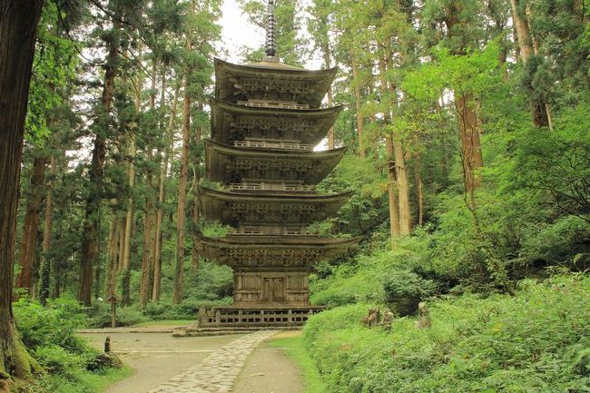 マイカーを利用した下道で行く1泊2日の山形旅行、1日目です。<br /><br />【日程】<br />★1日目：出発→山形空港→山寺→羽黒山→庄内空港<br />　2日目：山居倉庫→日和山公園→とびしま→上山城→福島空港→帰宅<br />