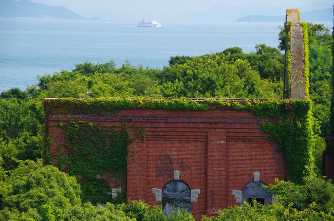 およそ3,000の島々が散らばる瀬戸内海。瀬戸内に面する街で育った自分にとって、瀬戸内は海の原風景。少年時代に眺め、何時かは行きたいと思っていた島々。それからうん十年、橋が通った島、芸術の島、世界遺産の島、時代とともに変わりゆく島あれど、そうでない島も。<br /><br />今回の旅は、3年に1度開催される瀬戸内国際芸術祭の会場となっている犬島へ。犬島は小さな島ですが、精錬所跡を美術館に再生するなどアートの島として名高く、多くの人々が訪れます。同じくアートの島、直島、豊島とセットで巡るのが定番ルートですが、じっくり犬島を歩いてみました。<br /><br />なお、芸術祭会期終了後も犬島ではほとんどの作品を観賞できます。詳しくはART SETOUCHIのWEBサイト　http://setouchi-artfest.jp/　をご覧ください。<br /><br />【旅程】<br />8月6日（土）<br />岡山駅9：52（両備バス）10：40西宝伝（徒歩5分）宝伝港11：00（あけぼの丸）11：10犬島港17：15（あけぼの丸）7：25宝伝港（徒歩5分）西宝伝（両備バス）天満屋18：50（徒歩15分）後楽園<br /><br />【島データ】<br />・犬島（いぬじま）　岡山県岡山市<br />　面積：0.54平方㎞　周囲：3.6km　標高：36m　人口：54人（2010年）<br /><br />【瀬戸内国際芸術祭2016】（公式ガイドブックより）<br />会期　2016年3月20日-4月17日、7月18日-9月4日、10月8日-11月6日　108日間<br />開催地　瀬戸内海の12の島＋高松、宇野<br />作品数　約200点（うち過去開催の恒久作品85点）<br />参加アーティスト　33の国と地域／約230組