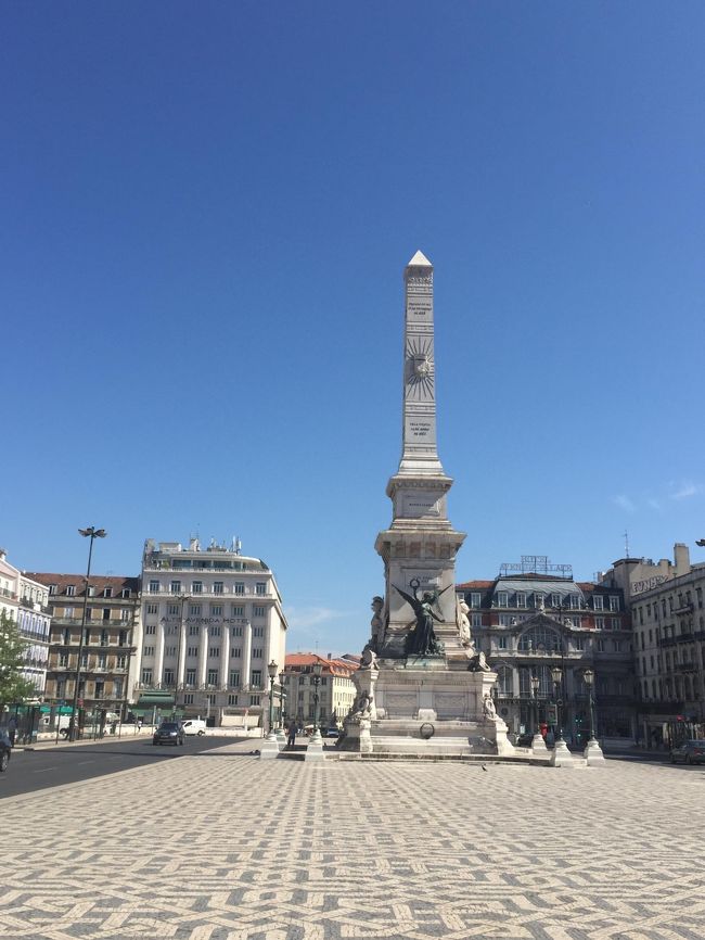 ～～身内のみでの式<br />を終えて数カ月～～<br />「新婚旅行はどこにし<br />ようか？１週間以内で」<br />と考えていたら　ふと<br />ポルトガルワインをよく<br />飲む私達、グルメ・街並み<br />・治安・物価の面から考え<br />ても　いいかも！！と航空<br />券＆ホテル予約しまし<br />た（←４月）<br /><br /><br />8/14㈰<br />日本時間22：00　　<br />EK319　エミレーツ航空　<br />成田発　ドバイ行き<br />　       ↓<br />8/15㈪　<br />ドバイ時間7：25　 <br />EK191　エミレーツ航空<br />ドバイ発<br /><br />ポルトガル時間　<br />12：35　リスボン到着<br /><br /><br />8/16㈫<br />昼過ぎまで　リスボン市内観光<br />午後ポルトに移動<br /><br />8/17㈬　<br />午後までポルト観光→リスボン戻る<br /><br />8/18㈭　<br />シントラ、カスカイス観光（英語ツアー）<br />　リスボン街歩き<br /><br />8/19㈮　<br />ショッピング＆街歩き<br />14：15　リスボン空港発　<br />エミレーツEK192　ドバイ行き<br />　　　　    ↓<br />8/20㈯　<br />ドバイ時間2：50　乗り換えEK318 <br />成田行き<br />日本時間17：35　成田着　　<br /><br />～～～～～～～～～～～～～～～～～～～～<br /><br />１∼２日目<br /><br /><br />フライトまで大分早めに成田に着いたので、機内食を想定してたこ焼きを食す。機内での乾燥が苦手なので水を多めに買う。<br />ウイスキー好きな旦那に付き合い　免税店でお値段チェック（笑）<br /><br />ドバイまでは約８時間のフライト。<br /><br />時差調整で２日前から夜更かししてたので、ドバイまでは<br />なるべく起きてるように頑張りました。<br />ドバイでの乗り継ぎまでは　３時間ほど時間つぶししてそのあとはメラトニン飲んで睡眠。<br /><br />リスボン空港到着し、地下鉄でホテルの最寄り駅のAvenida駅まで移動。　トリップアドバイザーで高評価だったBritania　Hotel☆　ちょうどチェックインの時間<br />だったので　荷物おいて　探索へ。<br /><br />リベルダーデ通りをてくてく下って<br />レスタウラドース広場、ロシオ広場、カルモ協会、サンタ・ジュスタのエレベーター、コメルシオ広場を通り　ナポレオンという地球の歩き方に載ってた酒屋さんへ。<br /><br /><br />ポートワインを数種類　説明聞きながら試飲させてもらいました。<br />さすがに古いもののほうが美味しかったけど、とりあえず「また来ると」伝えなにも買わずに店を出る。<br /><br /><br />バイシャ地区をウロウロしながら　<br />レストランに入る。客引きが多いので、断りながら 通ることの多さにビックリ。<br /><br />貝の炒め物、シーフードのリゾット、スズキのグリルと白ワインで一息つく。なかなか美味しかったです＾＾<br /><br /><br />水を買ってホテルへ戻りこの日はぐっすり寝ましたとさ。<br /><br /><br /><br /><br />つづく