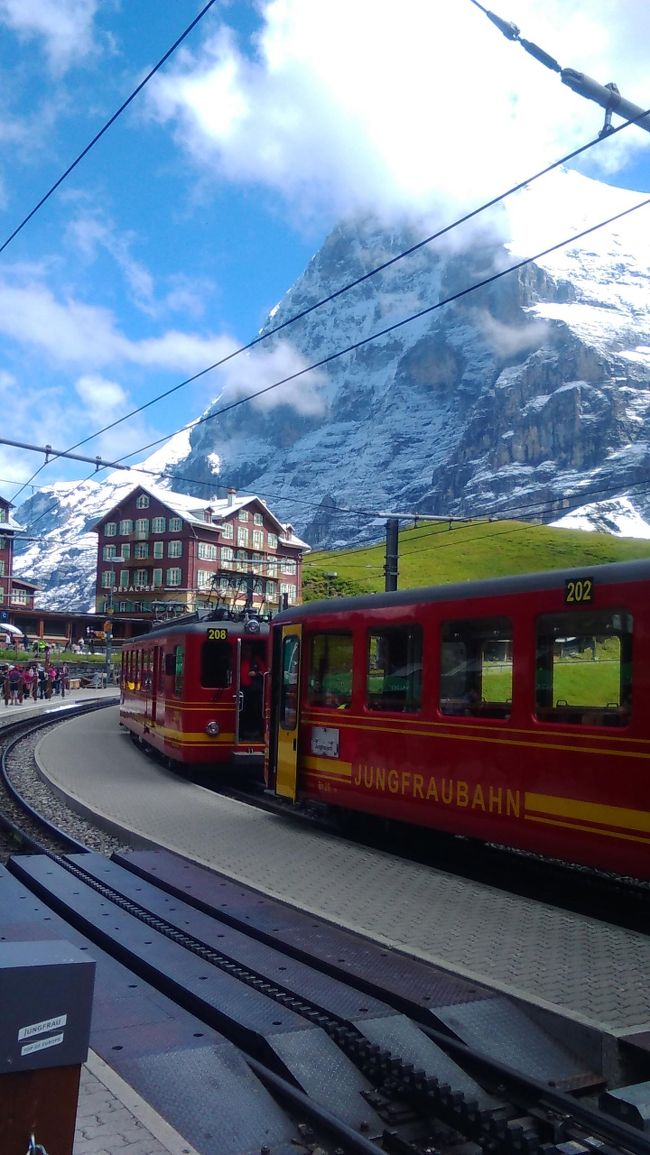 今年の家族旅行始めはスイス　JAL利用の為ヘルシンキ経由でチュウリッヒへ約15時間、でもプレミアムエコノミーで快適でした。ホテルはセントラルプラザホテル　チュウリッヒ駅から60メートルと最高のロケーションで部屋もシャワーも満足、夕方7時頃着きました　翌朝早いので駅前のスタバで軽く済ませて就寝　翌朝列車でベルン、インターラーケン経由でユングフラウへ真夏にアイガーのサラサラ雪！！氷河のトンネル等マイナス５度と酸素の薄さ、ガイドさんが走ってみてと言ったのですが私はパス　アイガー北壁に圧倒され真っ白な雪をかぶった山々に感動しました。本当にスイスは美しい国です。<br />