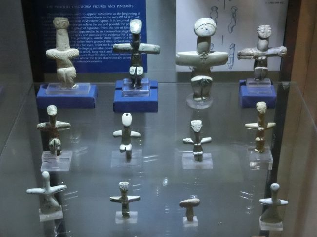 「キプロス考古学博物館」は「ニコシア」にある「１８８８年」に開館した「紀元前５８００年の新石器時代」から「オリエント諸国支配時代」「古代ギリシャ」「ビザンチン前期」までの遺品が展示してある「歴史博物館」です。<br /><br />写真は「キプロス共和国の１ユーロコイン」に使われている「十字型女性像のポモスの偶像」です。
