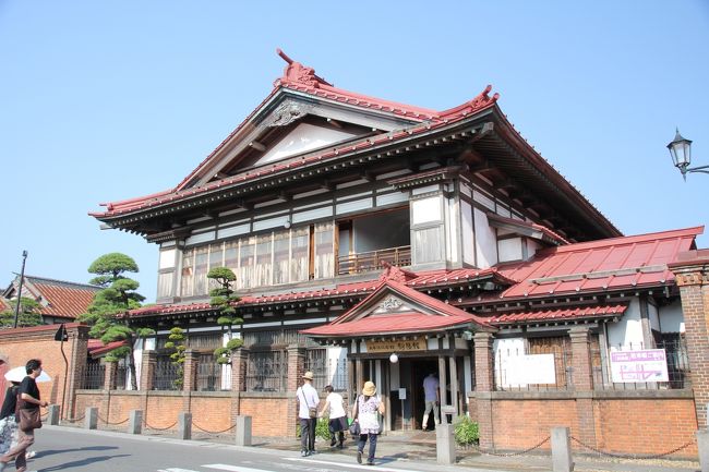 8/7 午前中は弘前のねぷた行列をみました。夜は五所川原の立佞武多祭りに行く予定だったのでついでに旧金木町にある太宰治の生家・斜陽館を見学しました。明治40年に建てられた立派なお屋敷です。現在の価値で7〜8億円かけて作られたお屋敷だそうです。昔の豪商はすごい資産家ですね。<br />斜陽館近くの津軽三味線会館にも訪れました。<br />ちょうど生演奏の時間で三味線のコンサートも楽しむことができました。<br />三味線って切ない音で哀愁を誘いますね。<br /><br />斜陽館ではボランティアガイドの方の説明を聞きながら見学できたので、よくわかりました。<br />太宰治の生家、明治時代に青森の小さな町で建てられたとは思えないほど立派な建物。今建てたら数億円かかるようです(汗)。<br /><br /><br /><br /><br />===2016年8月東北旅行の概要===<br /><br />8/5 自宅→秋田<br />秋田竿燈祭り(移動距離約600キロ/秋田泊)<br /><br />8/6 秋田→弘前<br />五能線沿いドライブ・十二湖、不老不死温泉、千畳敷、青森ねぶた祭り(移動距離約300キロ/弘前泊)<br /><br />8/7 弘前滞在<br />弘前ねぷた祭り、五所川原立佞武多の館、斜陽館、十三湖、五所川原立佞武多祭り(移動距離約150キロ/弘前泊)<br /><br />8/8 弘前→古牧温泉<br />田舎館村田んぼアート、八甲田トレッキング、奥入瀬渓流トレッキング、十和田湖の乙女像、(移動距離約150キロ/古牧温泉泊)<br /><br />8/9 古牧温泉→乳頭温泉<br />八戸、久慈経由北山崎展望台、龍泉洞、宮古の浄土ヶ浜、(移動距離約400キロ/乳頭温泉泊)<br /><br />8/10 乳頭温泉→山の神温泉<br />角館、田沢湖のタツコ像、八幡平トレッキング、小岩井農場(移動距離約300キロ/山の神温泉泊)<br /><br /><br />8/11 山の神温泉→銀山温泉<br />大船渡・碁石海岸、陸前高田・奇跡の一本松、平泉中尊寺、毛越寺(移動距離約350キロ/銀山温泉泊)<br /><br />8/12 銀山温泉→自宅<br />銀山温泉散策、山寺立石寺、松島遊覧船、瑞厳寺→深夜に帰宅(移動距離約550キロ)<br />