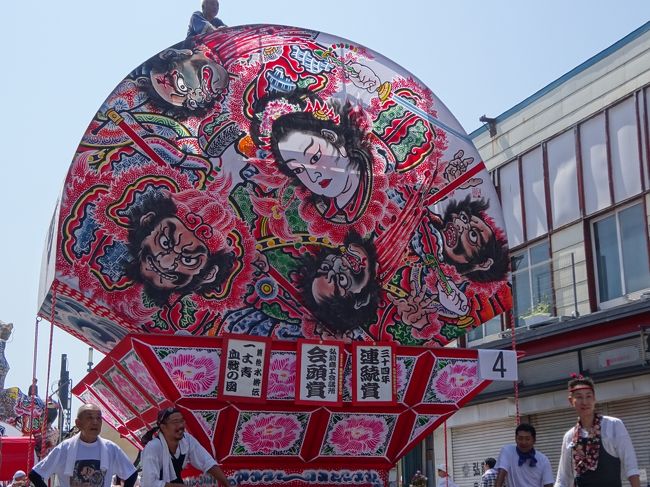 8/7(日曜)<br />弘前市内の宿泊し、午前中は弘前のねぷた祭りを見学しました。<br />昼間なのでねぷたのあかりはついていないのですが、弘前ねぷたを楽しむことはできました。夜のお祭りに比べて観光客も少なかったので、見やすかったです。<br /><br />青森ねぶたとは違って、弘前ねぷたは平面にきれいな絵が描かれています。<br />ねぶた(ねぷた)と言っても、それぞれ町によって違うので見比べるのは楽しいですね。<br /><br /><br /><br />===2016年8月東北旅行の概要===<br /><br />8/5 自宅→秋田<br />秋田竿燈祭り(移動距離約600キロ/秋田泊)<br /><br />8/6 秋田→弘前<br />五能線沿いドライブ・十二湖、不老不死温泉、千畳敷、青森ねぶた祭り(移動距離約300キロ/弘前泊)<br /><br />8/7 弘前滞在<br />弘前ねぷた祭り、五所川原立佞武多の館、斜陽館、十三湖、五所川原立佞武多祭り(移動距離約150キロ/弘前泊)<br /><br />8/8 弘前→古牧温泉<br />田舎館村田んぼアート、八甲田トレッキング、奥入瀬渓流トレッキング、十和田湖の乙女像、(移動距離約150キロ/古牧温泉泊)<br /><br />8/9 古牧温泉→乳頭温泉<br />八戸、久慈経由北山崎展望台、龍泉洞、宮古の浄土ヶ浜、(移動距離約400キロ/乳頭温泉泊)<br /><br />8/10 乳頭温泉→山の神温泉<br />角館、田沢湖のタツコ像、八幡平トレッキング、小岩井農場(移動距離約300キロ/山の神温泉泊)<br /><br /><br />8/11 山の神温泉→銀山温泉<br />大船渡・碁石海岸、陸前高田・奇跡の一本松、平泉中尊寺、毛越寺(移動距離約350キロ/銀山温泉泊)<br /><br />8/12 銀山温泉→自宅<br />銀山温泉散策、山寺立石寺、松島遊覧船、瑞厳寺→深夜に帰宅(移動距離約550キロ)<br />