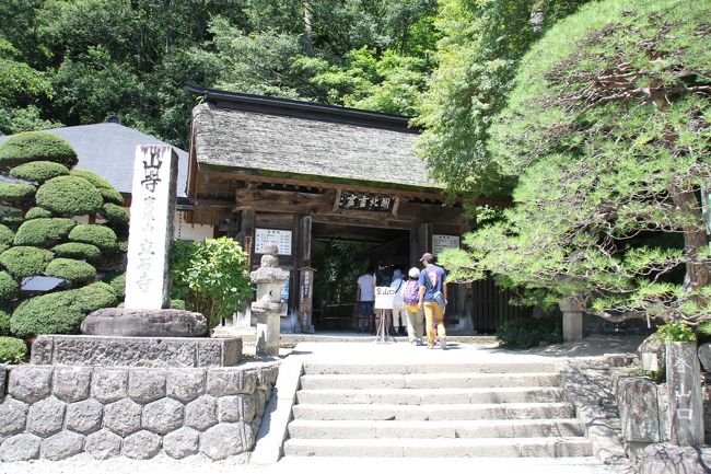8/12<br />銀山温泉から山寺立石寺へ。町営駐車場に車をとめて、立石寺へ。<br />とにかく暑い!35℃はありそうな感じ。蒸し風呂状態ではありましたが、なんとか奥の院まで登ることができました。<br />お盆の観光シーズンだったこともあり、たくさんの観光客がいました。<br />寺社仏閣は人が少ない時期に静かに行きたいですね。<br /><br /><br />===2016年8月東北旅行の概要===<br /><br />8/5 自宅→秋田<br />秋田竿燈祭り(移動距離約600キロ/秋田泊)<br /><br />8/6 秋田→弘前<br />五能線沿いドライブ・十二湖、不老不死温泉、千畳敷、青森ねぶた祭り(移動距離約300キロ/弘前泊)<br /><br />8/7 弘前滞在<br />弘前ねぷた祭り、五所川原立佞武多の館、斜陽館、十三湖、五所川原立佞武多祭り(移動距離約150キロ/弘前泊)<br /><br />8/8 弘前→古牧温泉<br />田舎館村田んぼアート、八甲田トレッキング、奥入瀬渓流トレッキング、十和田湖の乙女像、(移動距離約150キロ/古牧温泉泊)<br /><br />8/9 古牧温泉→乳頭温泉<br />八戸、久慈経由北山崎展望台、龍泉洞、宮古の浄土ヶ浜、(移動距離約400キロ/乳頭温泉泊)<br /><br />8/10 乳頭温泉→山の神温泉<br />角館、田沢湖のタツコ像、八幡平トレッキング、小岩井農場(移動距離約300キロ/山の神温泉泊)<br /><br /><br />8/11 山の神温泉→銀山温泉<br />大船渡・碁石海岸、陸前高田・奇跡の一本松、平泉中尊寺、毛越寺(移動距離約350キロ/銀山温泉泊)<br /><br />8/12 銀山温泉→自宅<br />銀山温泉散策、山寺立石寺、松島遊覧船、瑞厳寺→深夜に帰宅(移動距離約550キロ)<br />