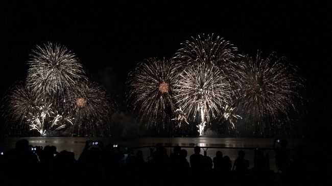 松江水郷祭の花火大会。<br />西日本一と言われる(?)大花火大会。<br />宍道湖の上に上がる花火はとてもきれいでした。<br />iPhoneで撮影した動画もあるので、PCでみると画像が荒くなる&テブレしまくり(涙)とは思いますが添付します。<br />