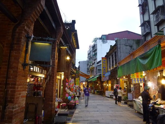 台北旅行 二日目(深抗[深坑老街/小師父豆腐美食店]・老樹で珈琲) 2012/05/04<br /><br />ゴールデンウィークを利用して台湾に来ています。<br />台北滞在二日目、今日は、圭さん夫婦、お友達、妻と深抗観光です。<br /><br />・台北 北門 2012/05/04<br />・深坑老街と周辺を散策 2012/05/04<br />・小師父豆腐美食店で食事 2012/05/04<br />・老樹で珈琲 2012/05/04