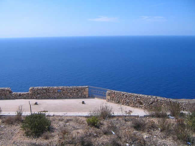 イタリアの南に位置する3つの島からなるマルタ共和国。ピラミッドやストーンヘンジよりも古い巨石遺跡あり、十字軍の一団が造り上げた強固で美しいヴァレッタの街、マリンリゾートありのマルタは見どころいっぱいの国でした。<br /><br /><br />