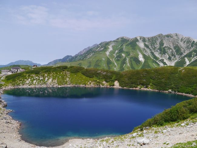 初めての北陸・富山の旅です。<br />メインは、「山の日」の立山黒部アルペンルート！<br />そして、富山の友人に会うという目的も兼ねての訪問です(*^^*)<br /><br />１日目：富山市内（ガラス美術館・富岩環水公園など）<br />２日目：立山黒部アルペンルート<br />３日目：五箇山<br />２泊３日、夏の富山を満喫した旅行となりました～♪<br /><br />さて、この旅行記は、この旅のメイン「立山黒部アルペンルート」です。<br />今年から祝日となった「山の日」。<br />たまたまこの日に山へ行くのは、混雑度ＭＡＸなのか、どうなのか…。<br />結果的には、非常にスムーズに旅をすることができました！<br />７：００立山出発→９：００黒部ダム到着<br />（スタートの時間を指定できるＷＥＢきっぷ予約のおかげです）<br /><br />ハイシーズンであろう夏に、アルペンルートに行くというコトで、私も色々な方の旅行記を読ませていただきました。<br />これから行く方、来年行く方のお役に立てればと思い、いつもより詳しめに旅行記書きました。<br /><br />旅行記を書こうとしたら、長くなりそうだったので、こちらは後半。<br />アルペンルートひたすら進み、黒部ダムに到着したところからです。<br />アルペンルートの往路（主に乗り物）は【乗り物編】でアップしています<br /><br />黒部ダム～黒部湖～黒部平～大観峰～室堂～美女平～立山駅～電鉄富山<br /><br />でのコトを順に書いています。<br />