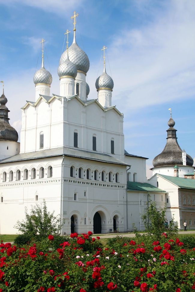 私の海外旅行といえば、ここ何年も、ロシアを含む夏のヨーロッパなのですが、ヨーロッパの夏は、日本の夏に比べると、日本の春のように花にあふれているとつくづく思います。<br />日本の夏も花が豊かですが、それ以上に緑が多い印象なので、夏のヨーロッパに行くたびに、日本の春を思い浮かべるのです。<br />もっとも、春のヨーロッパはあまり知らないので比べようがないのですが、ヨーロッパの春はきつともっともっと花にあふれているのでしょう。<br />でも、やはりヨーロッパ、少なくとも私の今回の旅先の郊外の野原や花壇が整備された街中をふりかえっても、日本の春を連想します。<br />だって、７月となると、我が家の近辺では、もうバラもアジサイもピークを過ぎていますが、ロシアではまだまだ見頃でしたから。<br />野原には春の花のシロツメグサが敷き詰められています。<br />もちろん、夏の花も見かけます。レースフラワーやユリは、日本でも夏の花のイメージです。<br /><br />花撮影が好きな私は、海外旅行先でも花がメインの写真をよく撮ってきます。<br />写真だけを見ると、海外で撮ったか、日本で撮ったか分からないものになってしまうものお構いなく。<br />でも、今回は、訪れた都市の先々での観光ハイライトが修道院ばかりだったので、花のある修道院の写真の方が多くなりました。<br />まこと修道院は、花の宝庫です。<br /><br />花のある風景写真のテーマで集めた写真の数が多くなってしまったので、旅行記を前後編に分けました。<br />前半は７日目までで、ロストフ、ヤロスラブリ、コストロマ、ウグリチで撮った写真です。<br /><br />＜2016年ロシア黄金の環めぐりの旅の簡易旅程一覧＞<br />2016/06/30木　職場から成田前泊<br />【成田泊：成田ゲートウエイホテル】<br />2016/07/01金　出国＆モスクワ到着＆駅前散策<br />【モスクワ泊：ヒルトン・レニングラーツカヤ・ホテル】<br />2016/07/02土　黄金の環の都市ロストフへ移動＆観光★<br />【ロストフ泊：モスコスキー・トラクト・ホテル】<br />2016/07/03日　黄金の環の都市ヤロスラブリへ移動＆観光１日目★<br />【ヤロスラブリ泊：パークイン・ラディッソン・ヤロスラブリ・ホテル】<br />2016/07/04月　黄金の環の都市コストロマへ移動＆観光★<br />【コストロマ泊：スネグラーチカ・ホテル】<br />2016/07/05火　黄金の環の都市ヤロスラブリへ戻る＆観光２日目★<br />【ヤロスラブリ泊：パークイン・ラディッソン・ヤロスラブリ・ホテル】<br />2016/07/06水　黄金の環の都市ウグリチ日帰り旅行★<br />【ヤロスラブリ泊：パークイン・ラディッソン・ヤロスラブリ・ホテル】<br />2016/07/07木　イヴァノヴォへ移動＆パレフ・エクスカーション<br />【イヴァノヴォ泊：ソユーズ・ホテル】<br />2016/07/08金　プリョスへ移動＆観光<br />【プリョス泊：ヴィラ・フォルテツィア】<br />2016/07/09土　プリョス観光２日目＆イヴァノヴォに戻る<br />【イヴァノヴォ泊：ソユーズ・ホテル】<br />2016/07/10日　黄金の環の都市スズダリへ移動＆観光<br />【スズダリ泊：ニコラエフスキー・ポサド・ホテル】<br />2016/07/11月　黄金の環の都市スズダリ観光２日目<br />【スズダリ泊：ニコラエフスキー・ポサド・ホテル】<br />2016/07/12火　黄金の環の都市ウラジーミル観光の後、モスクワへ戻る<br />【モスクワ泊：パヴェレツカヤ・プローシャチ・ホテル】<br />2016/07/13水　モスクワ動物園半日＆出国<br />【機内泊】<br />2016/07/14木　帰国<br /><br />※この旅行記の対象の日に★印をつけました。<br /><br />詳細旅程はもう１つのブログ「まみ’s Travel Diarty」にハイライト写真と共に掲載しています。<br />（http://mami1.cocolog-nifty.com/）<br />「2016年ロシア黄金の環めぐりの旅〜詳細旅程と一日ごとのハイライト写真・前編」<br />http://mami1.cocolog-nifty.com/travel_diary1/2016/07/2016-b6ed.html<br />「2016年ロシア黄金の環めぐりの旅〜詳細旅程と一日ごとのハイライト写真・後編」<br />http://mami1.cocolog-nifty.com/travel_diary1/2016/08/post-e363.html<br />