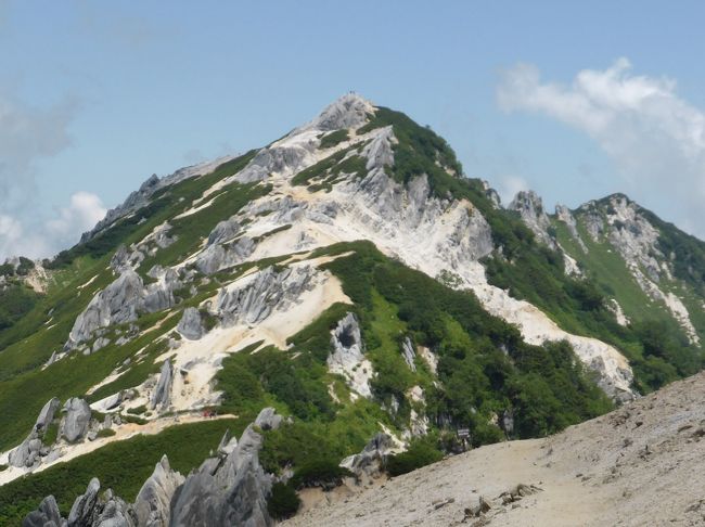 　2年前の10月に台風直撃で断念した燕岳へのリベンジ登山の旅です。今回は天気にも恵まれ無事登る事ができました。前回と同じく、前後は中房温泉に宿泊して温泉を楽しみ、燕山荘は個室を予約して山での1日をゆっくりと堪能。最終日は松本に移動し、松本城と松本市内を観光しました。<br /><br />　その1。中房温泉から燕岳登山編。1日目は新宿から高速バスで安曇野穂高下車。昼食後、南安バスで中房温泉へ。温泉と地熱蒸し料理を楽しみ20時過ぎに就寝。2日目は4時起床。準備をして5時15分から登り始めました。第二ベンチで朝食弁当を食べ、合戦小屋には8時35分に到着。名物のスイカを食べ燕山荘には10時15分に到着。まだ部屋には入れなかったので、荷物をデポして燕岳山頂に向かい、11時10分に登頂しました。